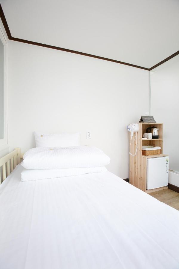 24 Guesthouse Sinchon Hongdae Séoul Extérieur photo